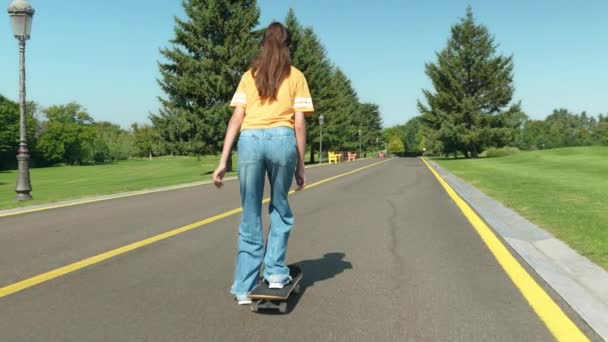 Rückansicht Eines Attraktiven Teenie Skateboarders Trendigen Outfit Der Freiheit Aktiven — Stockvideo
