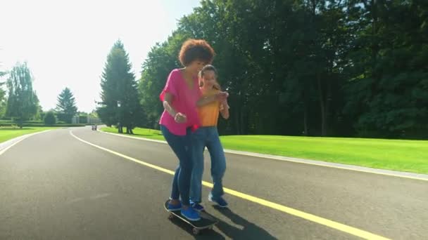 Eccitato Affascinante Madre Afroamericana Con Capelli Ricci Skateboard Sulla Strada — Video Stock