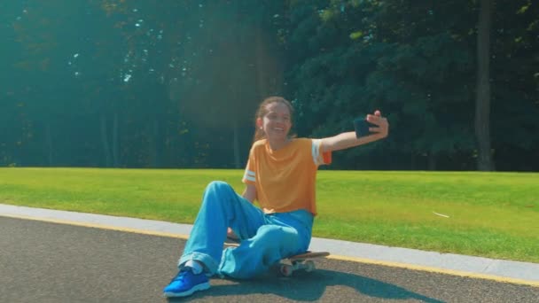 Alegre Adorable Adolescente Hispana Skateboarder Sentado Monopatín Tomando Selfie Tiro — Vídeos de Stock