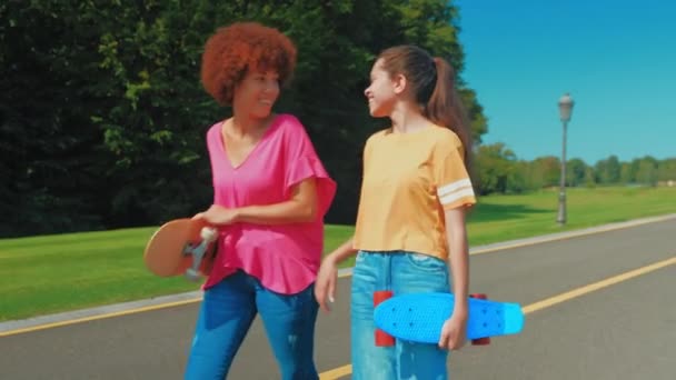 Pozitivní Okouzlující Černošky Matka Skateboard Veselá Krásná Multikulturní Dospívající Dcera — Stock video