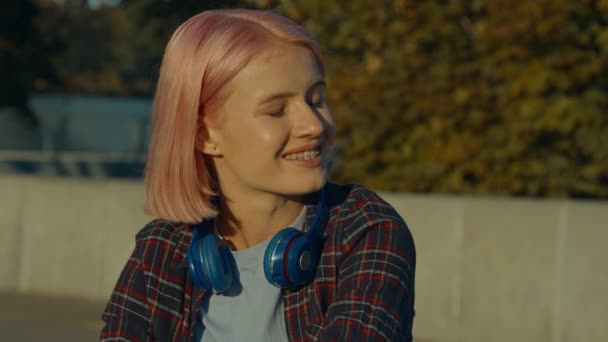 Портрет Усміхненої Красивої Холодної Модної Рожево Волохатої Молодої Жінки Зубному — стокове відео
