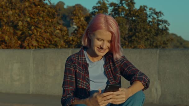Удивительно Очаровательная Молодая Женщина Розовыми Волосами Сети Помощью Мобильного Телефона — стоковое видео