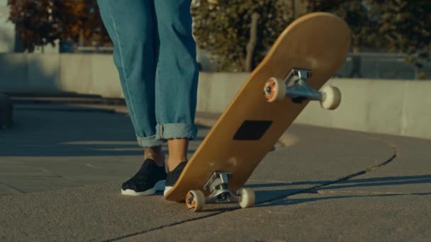Vista Basso Angolo Abile Donna Fresca Skateboarder Raccogliendo Skateboard Mentre — Video Stock