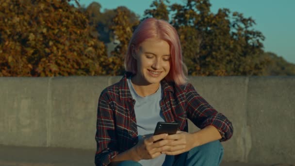 Portrait Smile Stylish Cool Atrakable Pink Haired Female Skateboarder Browsing — Stok Video