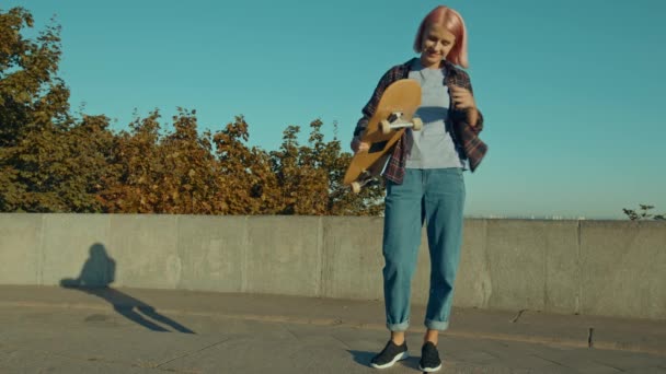 Positif Élégant Cool Rose Femme Patineuse Tenant Skateboard Profiter Des — Video