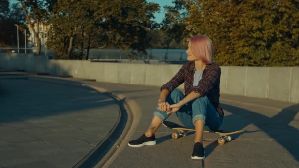 Positif Tendance Charmante Femme Aux Cheveux Roses Assis Sur Skateboard — Video
