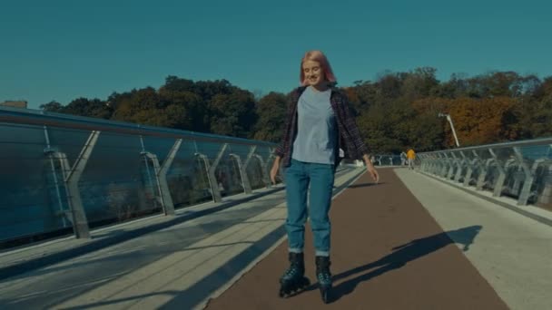 Senyum Gembira Menawan Perempuan Roller Skater Menikmati Waktu Luang Dan — Stok Video