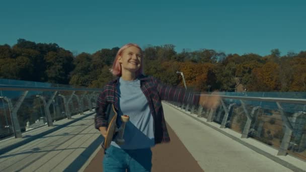 Sorglos Charmante Junge Frau Mit Rosafarbenen Haaren Und Skateboard Die — Stockvideo