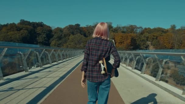 Вид Сзади Стильный Прохладный Привлекательный Розовый Волосы Молодая Женщина Скейтбордист — стоковое видео