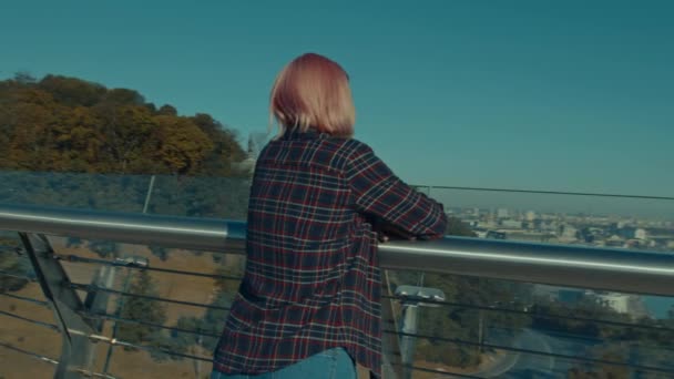Wanita Muda Yang Santai Dan Menarik Berdiri Atas Jembatan Pejalan — Stok Video