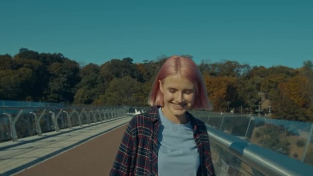 Portrét Usmívající Pozitivní Stylové Pěkné Růžové Vlasy Mladá Žena Kolečkových — Stock video
