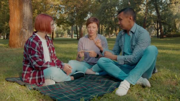 긍정적인 부모와 행복한 사랑스러운 청소년 격자에 언어와 공원에서 휴식을 분위기를 — 비디오