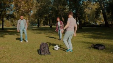 İşitme engelli anne kaleci ve işitme kaybı yaşayan ergen bir kız çocuğu ve parkta futbol oynayan bir baba, aile açık havada aktif yaşam tarzının keyfini çıkarırken gol üstüne gol atma girişiminde bulunuyor..