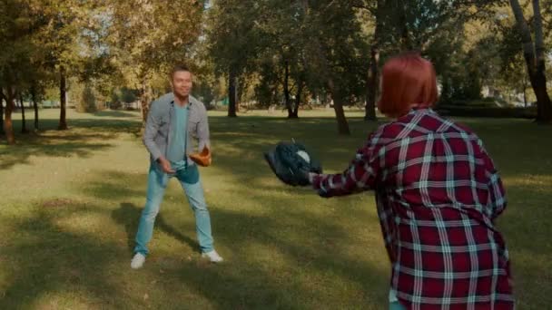 积极的爱着有听觉丧失的英俊父亲 戴着手语手套的正听觉受损的女儿 享受着闲暇 在公园草坪上打棒球 — 图库视频影像