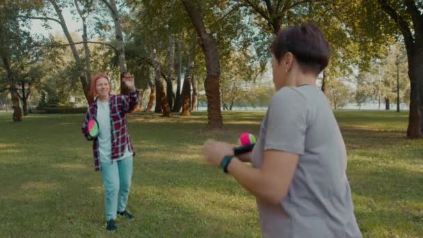快乐可爱的听力受损少女和迷人的中年母亲 与手语友好地聊天 享受闲暇 在公园草坪上打篮球 — 图库视频影像