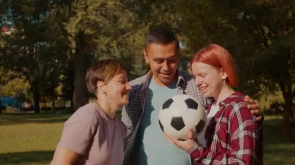 Portret Beztroskiej Rodziny Ubytkiem Słuchu Radosną Słodką Niedosłyszącą Nastolatką Piłką — Wideo stockowe