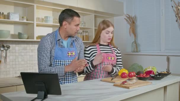 긍정적 매력적인 청력은 요리를 앞치마에 디지털 태블릿에 온라인 네트워킹 부엌에서 — 비디오