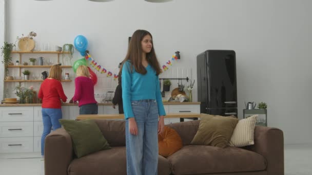 Vidám Szép Tinédzser Lány Üdvözöl Átölel Imádnivaló Női Barátja Születésnapi — Stock videók