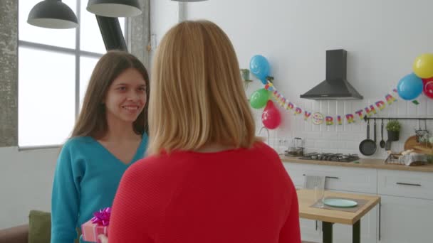 Freudige Attraktive Teenager Tochter Erhält Geburtstagsgeschenk Und Umarmt Hübsche Mutter — Stockvideo