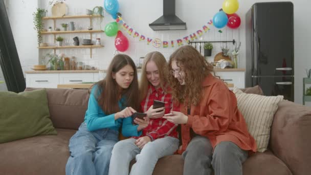 Amigas Adolescentes Encantadoras Positivas Sentadas Sofá Trabalhando Rede Discutindo Conteúdo — Vídeo de Stock