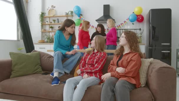 Pozitív Bájos Tizenéves Lányok Barátságos Csevegés Megosztás Kanapén Vár Ünnepi — Stock videók