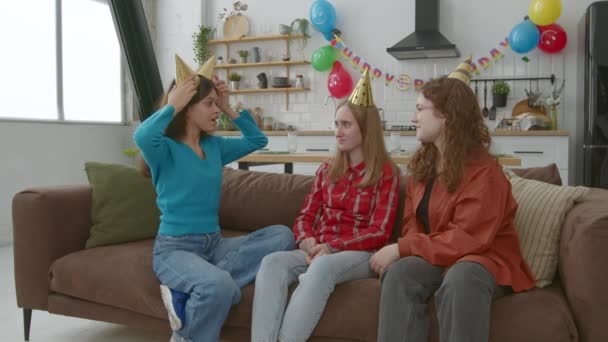 Brincalhão Alegre Adorável Diversas Adolescentes Amigas Sentadas Sofá Desfrutando Lazer — Vídeo de Stock