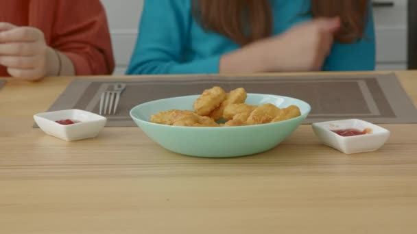테이블에서 맛있는 식사를 즐기는 그릇에서 맛있는 덩어리를 선택하고 복용하는 클로즈업 — 비디오