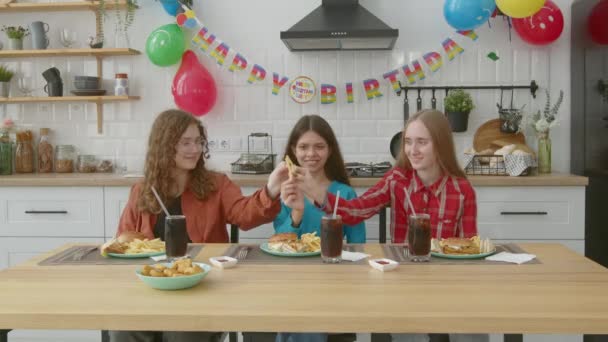 Fröhlich Attraktive Teenager Mädchen Feiern Geburtstag Genießen Freizeit Und Essen — Stockvideo