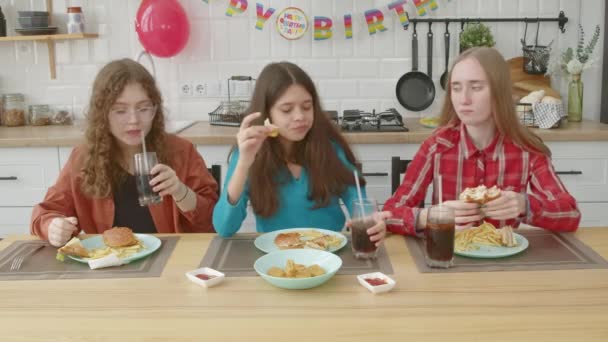 Positiv Entspannte Charmante Teenager Mädchen Die Leckere Burger Essen Und — Stockvideo