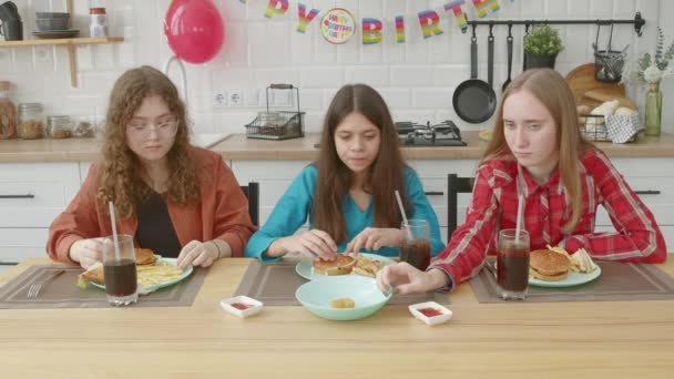 Olumlu Genç Kız Arkadaşlar Doğum Günü Partisini Kutluyorlar Lezzetli Yemekler — Stok video