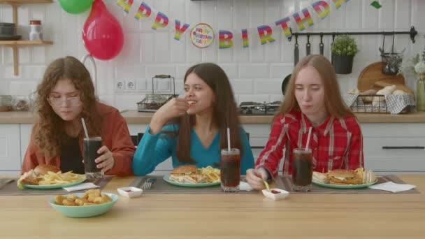 Feliz Encantadora Adolescente Amigas Amistosas Charlando Compartiendo Degustando Deliciosas Hamburguesas — Vídeos de Stock