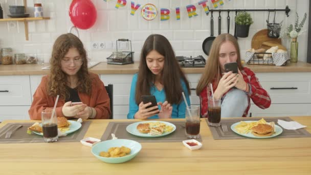 테이블에 전화에 온라인으로 네트워킹 이야기하고 파티를 축하하는 미디어 콘텐츠를 편안한 — 비디오