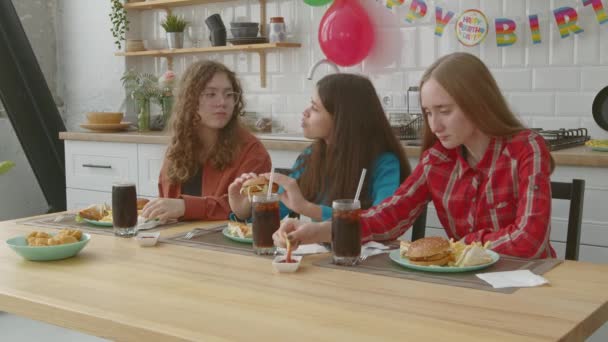 Feliz Positivo Hermosas Adolescentes Disfrutando Fiesta Charlando Degustando Deliciosas Hamburguesas — Vídeo de stock