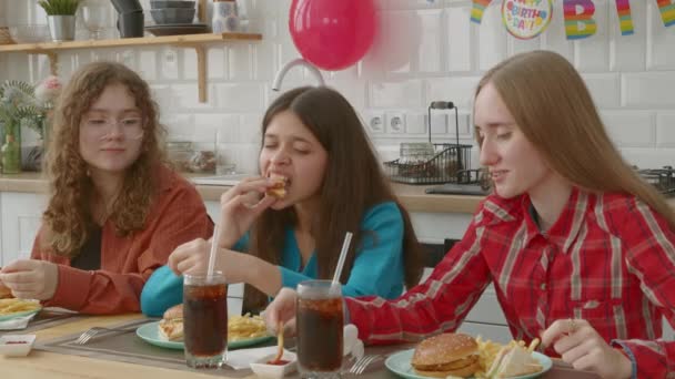 Portretul Prietenelor Drăguțe Drăguțe Care Stau Masă Bucurându Gustul Burgerilor — Videoclip de stoc