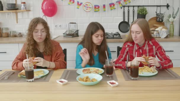 Rahatlamış Çekici Genç Kızlar Leziz Yemekleri Tadıyorlar Iletişim Kuruyorlar Sosyal — Stok video