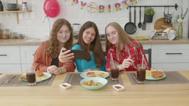 Kaygısız Gülümseyen Sevimli Ergen Kız Arkadaşlar Doğum Günü Partisini Kutluyor — Stok video
