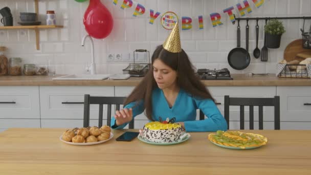 Ανυπόμονη Όμορφη Έφηβη Καπέλο Πάρτι Κάθεται Στο Γιορτινό Τραπέζι Τσεκάρει — Αρχείο Βίντεο
