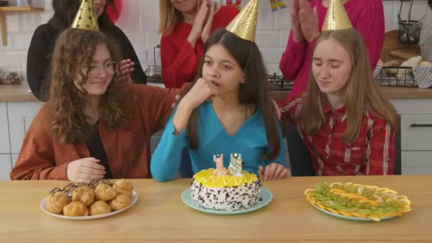 Portrét Šťastné Přemýšlivé Dospívající Dívky Která Přeje Fouká Svíčky Narozeninový — Stock video