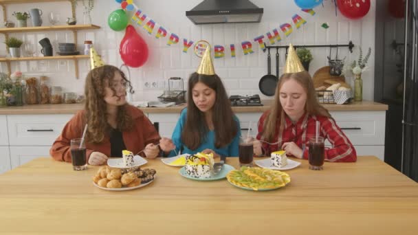 Fröhlich Charmante Teenie Freundinnen Partyhüten Sitzen Tisch Unterhalten Sich Freundlich — Stockvideo