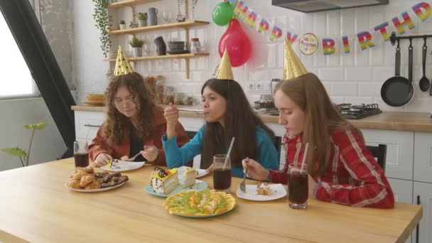 Positiv Glückliche Attraktive Teenie Mädchen Partyhüten Tisch Sitzend Freundlich Plaudernd — Stockvideo