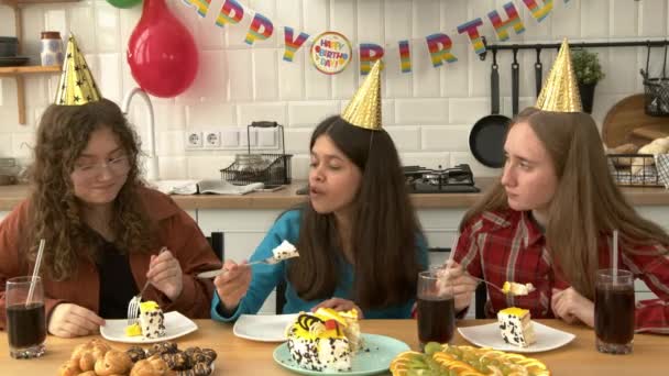 파티를 장식된 방에서 과자를 케이크의 즐기는 모자에 긍정적인 귀여운 친구의 — 비디오