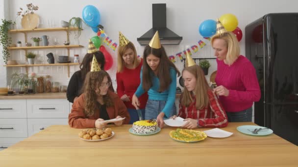 장식된 방에서 파티를 부모와 접시에 디저트의 조각을 케이크를 모자에 매력적인 — 비디오