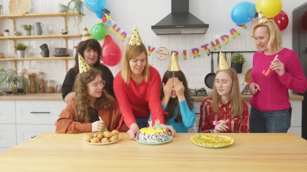 Glædelig Charmerende Teenagepige Festhat Med Lukkede Øjne Der Modtager Velsmagende – Stock-video
