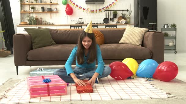 Vrolijke Mooie Tiener Verjaardag Meisje Feesthoed Uit Pakken Geschenkdoos Vloer — Stockvideo