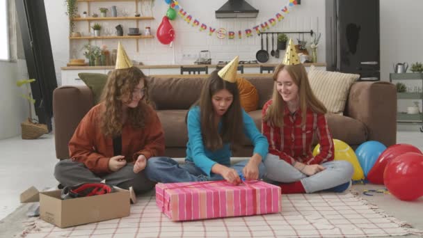 Έκπληκτη Όμορφη Έφηβη Κοπέλα Χαριτωμένες Έφηβες Φίλες Καπέλα Κόμμα Κάθεται — Αρχείο Βίντεο