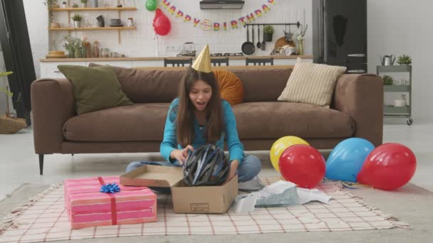 Радостный Удивленный Милый Подросток Шляпе Сидя Полу Открывая Подарочную Коробку — стоковое видео
