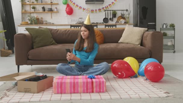 Gadis Remaja Yang Lucu Dengan Topi Pesta Duduk Lantai Mengambil — Stok Video