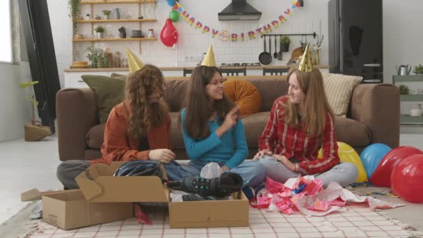 Fröhliche Positive Attraktive Teenager Mädchen Bedankt Sich Bei Schönen Jugendlichen — Stockvideo