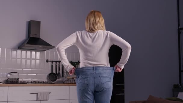 Nce Zarif Olgun Bir Kadının Çok Büyük Yaşlı Pantolonlar Giymesi — Stok video