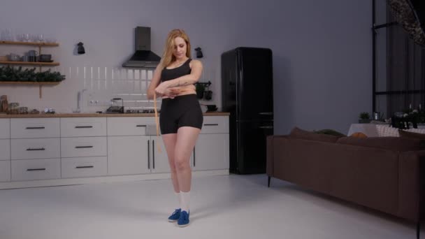 Glücklich Lächelnde Charmante Frau Mittleren Alters Aktivkleidung Mit Maßband Jubelt — Stockvideo